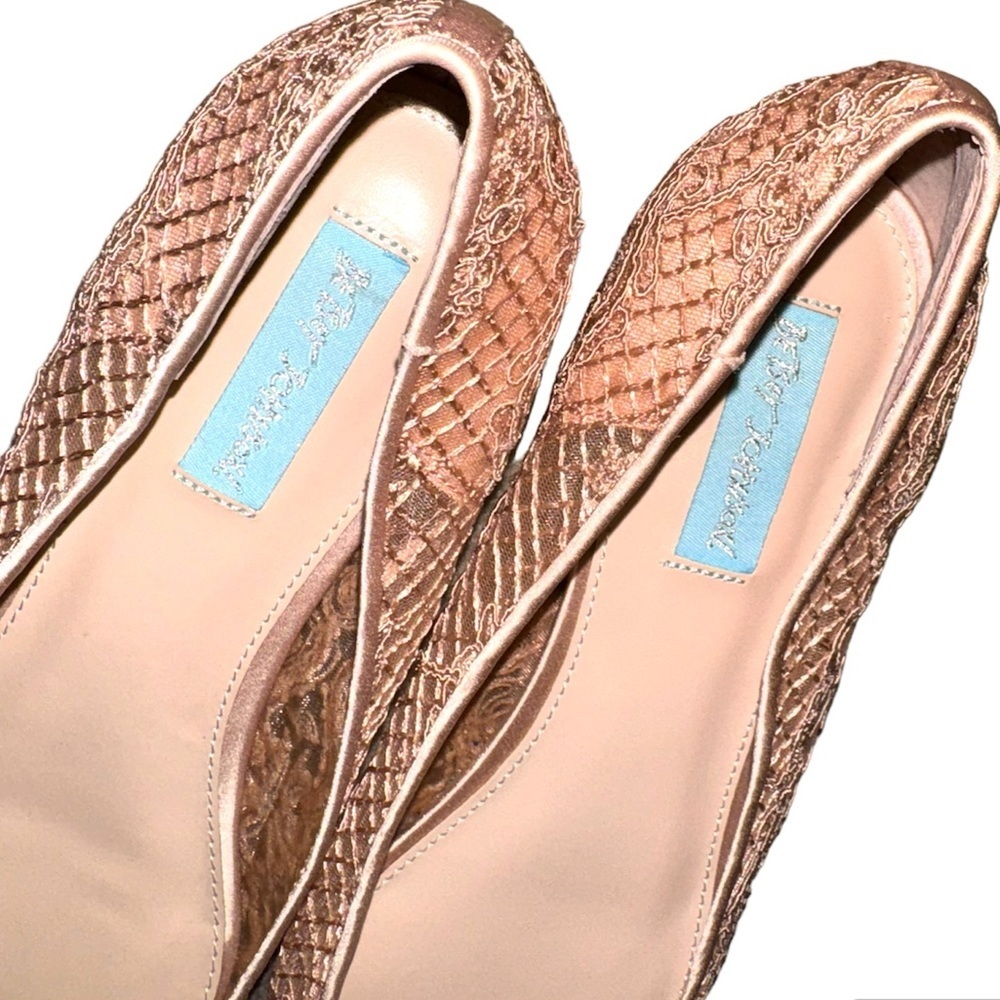 NWT Betsy Johnson Pale Pink Nude Lace Pointed Toe Flat Shoes Size 9 - Picture 2 of 9
